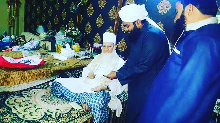 الحمد لله 
Huzur Shaikhul Islam Sayyed Madni Miya Ashrafi Al Jilani <a href="/SyedMadniMiya/">Shaykhul Islam Madni</a> 
               &amp; 
Hazrat Sayyed Aminul Qadri (Muballig Sunni Dawate Islami)
#Khilafat Ata Karte Huwe..