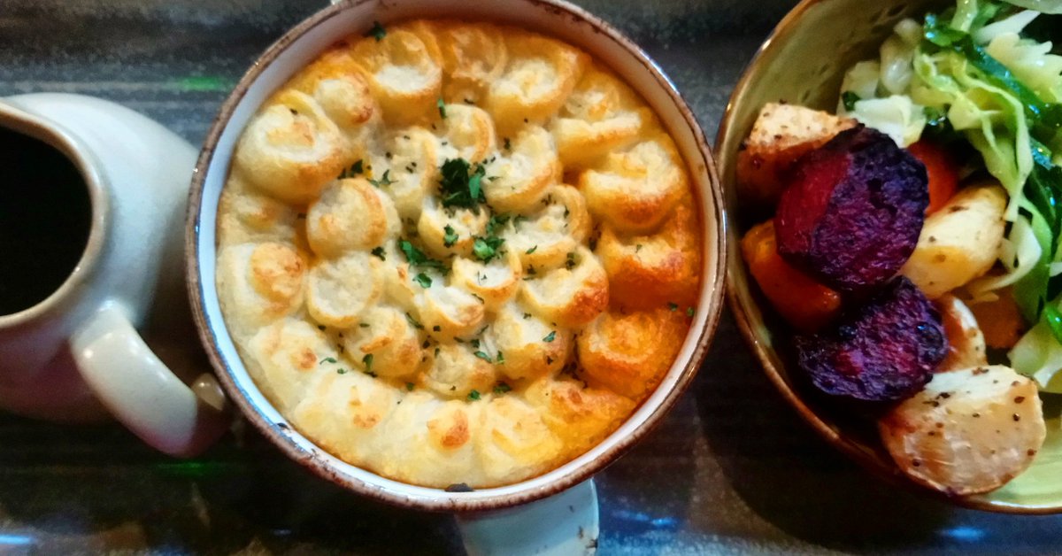 TheFoxLyndhurst's tweet photo. Rotisserie slow-braised beef brisket cottage pie, with honey glazed rotisserie root vegetables and red wine gravy..
Have you tried it yet?
You need to!
#rotisserie #freshfood #slowbraised @FullersKitchen @Fullers @lyndhursthighst https://t.co/gkUV0H3m9B