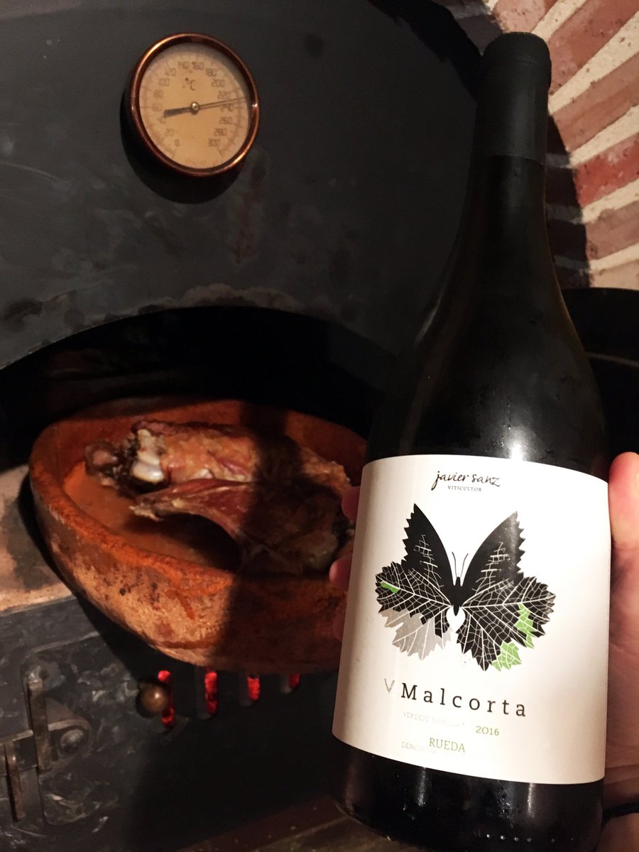 js_viticultor's tweet photo. Después de la Navidad, a veces cuesta volver a las semanas de 5 días 😝. Nosotros tenemos la propuesta perfecta para hacerlo más llevadero: Nuestro #VMalcorta acompañando a este sabroso #lechazo 😍. 

100% producto castellano-leonés 🏰🦁. https://t.co/ABySmeDYRK