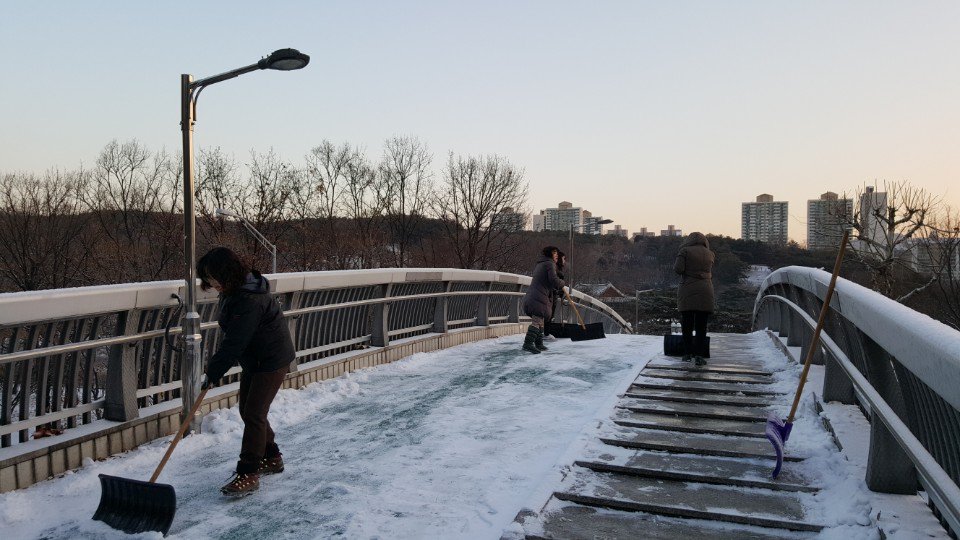 [이틀연속 수내2동 제설작업]
눈이 이틀 연속으로 내렸지만 오늘도 수내2동(동장 임병영) 직원들은 시민안전을 위해 제설작업에 나섰습니다^^

비록 몸은 힘들고 삭신이 쑤셨지만 행복한 하루^^

#성남시