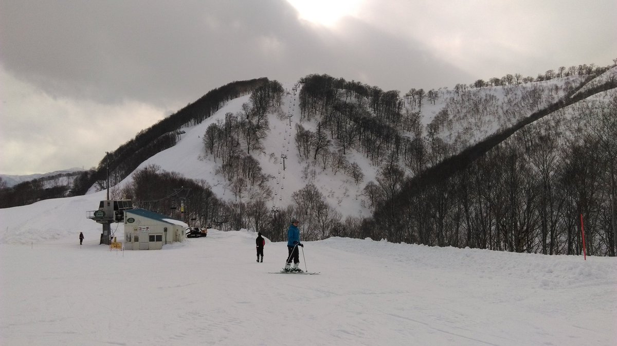 InuBuchiJapan's tweet photo. Journée magnifique passée avec @NekobuchiJapan à la station de ski Gala Yuzawa au Japon !

#ski #Hiver #Japon #Voyage #shinkansen #Alpes #meteo #neige https://t.co/NThuD7EYcM