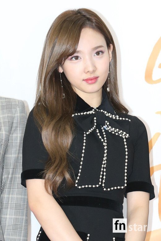 twicebr's tweet photo. [PICS] 100118 Nayeon no tapete vermelho do primeiro dia do ‘32nd Golden Disc Awards’ https://t.co/VSMF2007wl