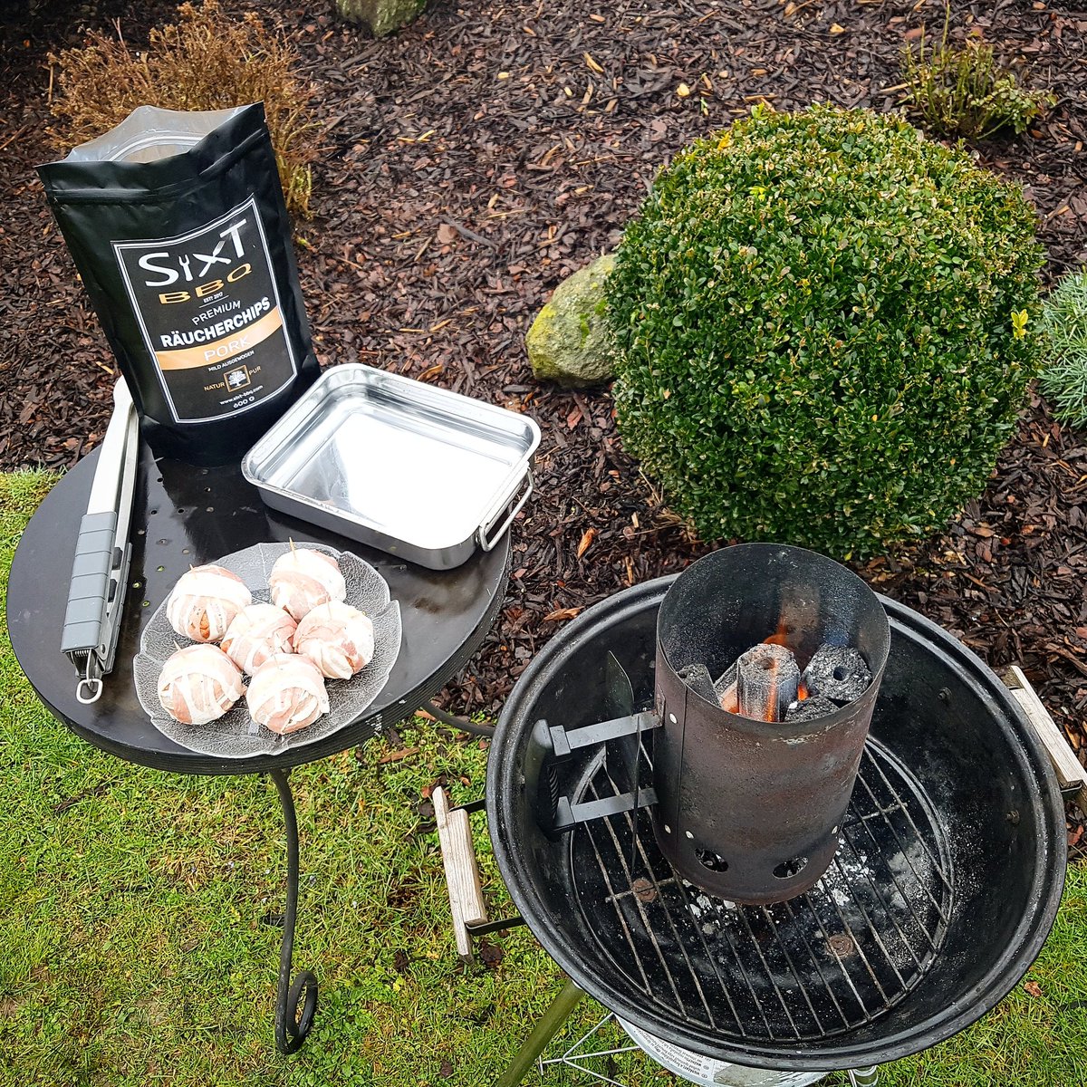 SixtBBQ's tweet photo. Vorbereitungen #moinkballs 🤠 #muuh meets #oink 🐽 .
.
#sixtbbq #Räucherchips #Blend #Pork #woodchips #wintergrillen #Kugelgrill #smokey #bbqlife #bbqlove #bbq #preperation #burn #winter #grill #fun #coldbutgold https://t.co/oxMi7QJD8l