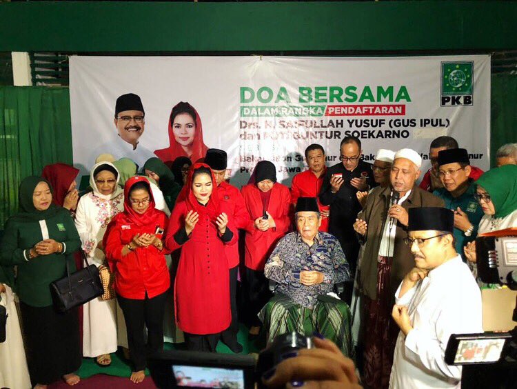 sedulurgusipul's tweet photo. Doa bersama mengantar pendaftaran @gusipul_id dan @GunturPuti sebagai bacagub - bacawagub Jawa Timur 2018 di DPW PKB Jawa Timur bersama para Kyai, Bu Nyai, para guru, keluarga dan relawan. Semoga menjadi langkah yang amanah untuk #JatimSedulur. https://t.co/CfboZJCZAI
