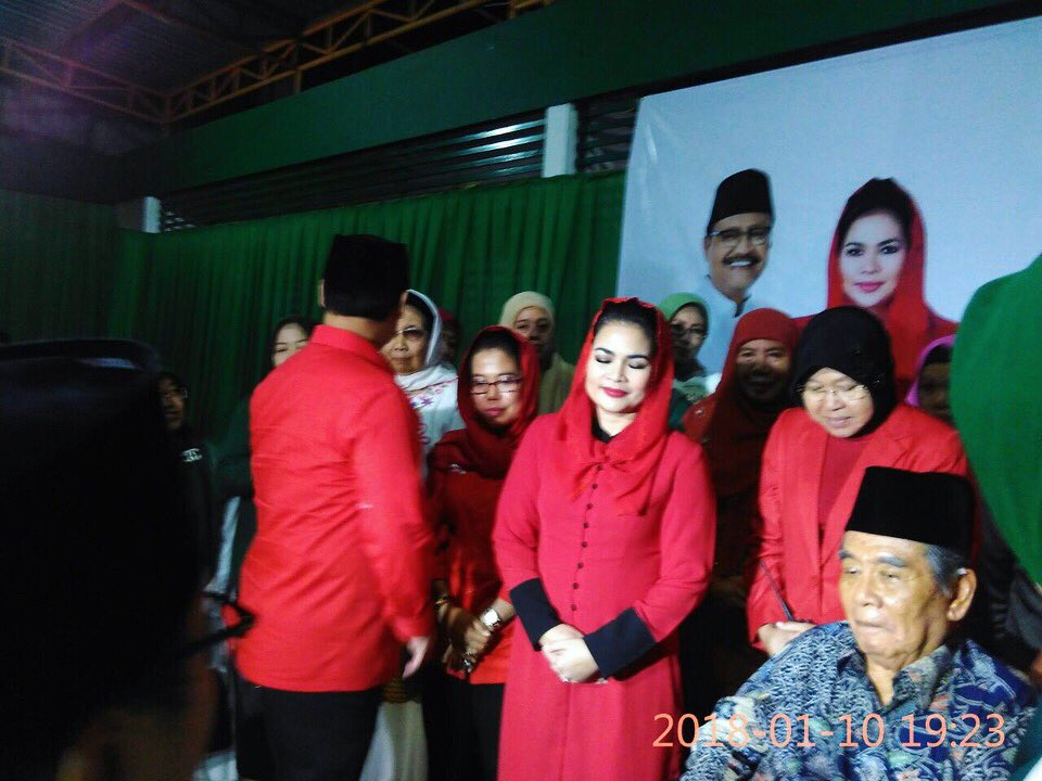 sedulurgusipul's tweet photo. Doa bersama mengantar pendaftaran @gusipul_id dan @GunturPuti sebagai bacagub - bacawagub Jawa Timur 2018 di DPW PKB Jawa Timur bersama para Kyai, Bu Nyai, para guru, keluarga dan relawan. Semoga menjadi langkah yang amanah untuk #JatimSedulur. https://t.co/CfboZJCZAI