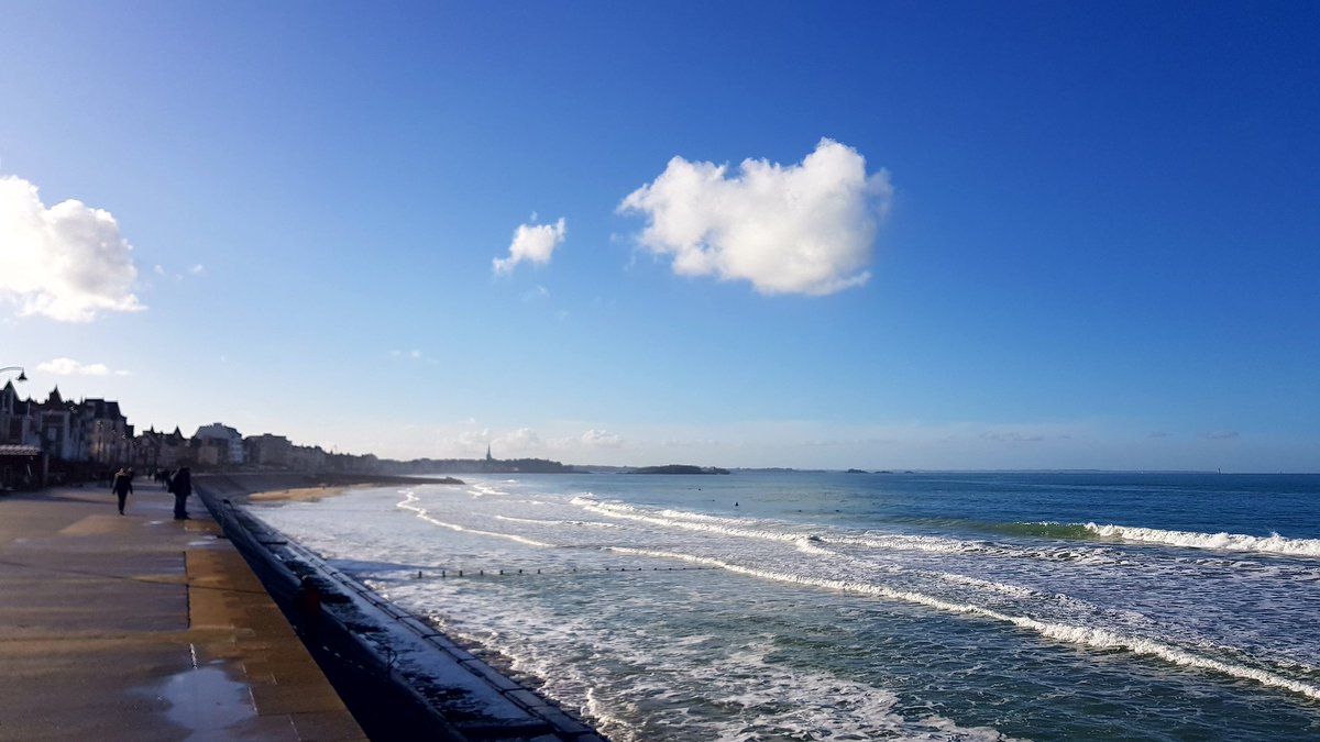 VilleSaintMalo's tweet photo. Couleur tendance aujourd'hui à #SaintMalo : le bleu ! https://t.co/D3teIwU5pp