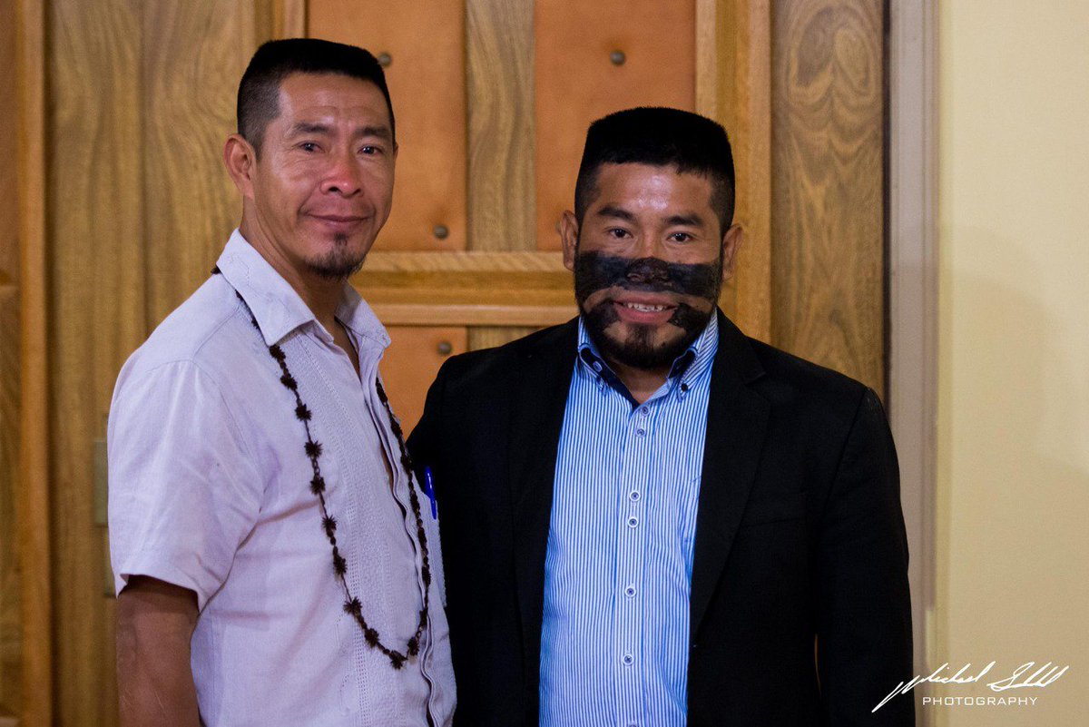 Anegui, líder de la comunidad de Puerto Barra, candidato 2 a diputado por Alto Paraná, y Chevugui, Vicecoordinador de la FENAP y consejero cultural de los indígenas, candidato 2 a Concejal Departamental por Canindeyú. Fotos de la quinta semana cultural del pueblo Aché.