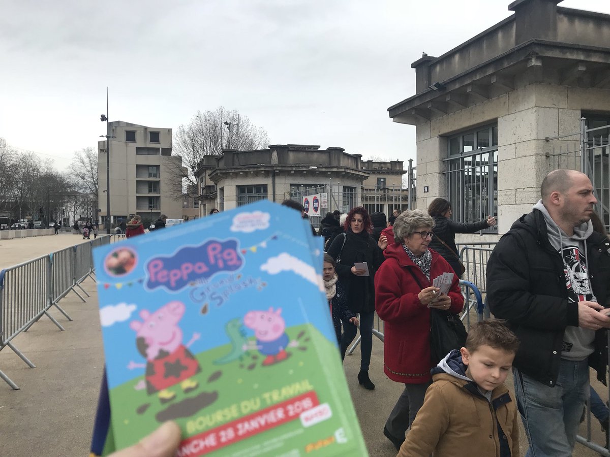 voyelleLyon's tweet photo. Diffusion pour @PeppaPigUK et petit ours brun @TonyGarnierLyon sur @DisneysurGlace pour @Eldoconcerts #diffusion #Flyers #flyage #Lyon #streetmarketing https://t.co/mzAT1uJjLo