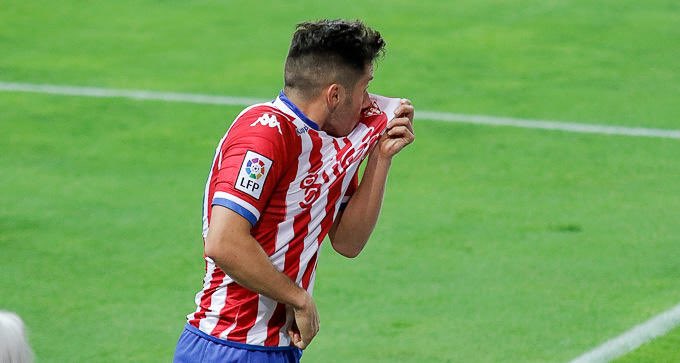JVelaure's tweet photo. El gordo y pesetero de Jony perdonando dinero para jugar en el  Sporting ?
Cuantos zascas han sonado en un momento...
Uno di Noi ! https://t.co/QlUbBMfHVr