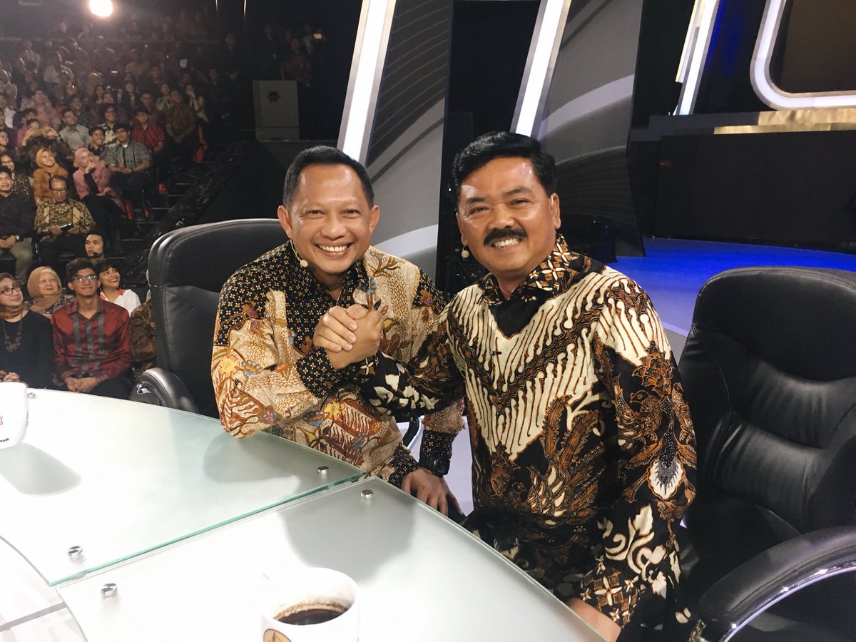 TRANS7's tweet photo. Akrab ya Pak Tito dan Pak Hadi? Nah, kita mau ajak Sobat7 semua untuk bikin meme dari foto Kapolri dan Panglima TNI ini. 
Upload ke sosial media kalian dengan hashtag #MataNajwaPerdanadiTRANS7. Ada souvenir menarik dari TRANS7 https://t.co/k0P4439H8z