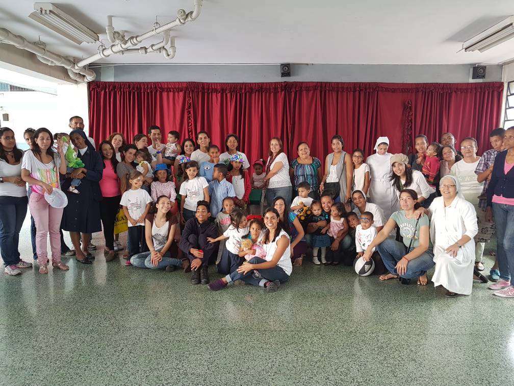 USP_CARACAS's tweet photo. Las fundaciones de nuestro país haciendo posible muchas sonrisas de niños de escasos recursos. https://t.co/ydaiEvZViT