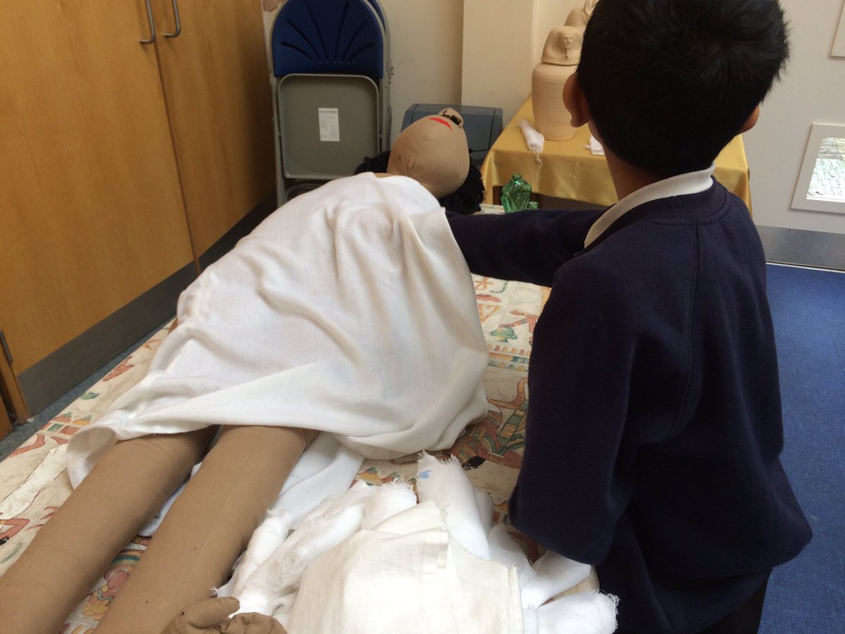 dmn_uks2's tweet photo. Year 4 are learning how the ancient Egyptians mummified a body. https://t.co/GXnTatF0Hx