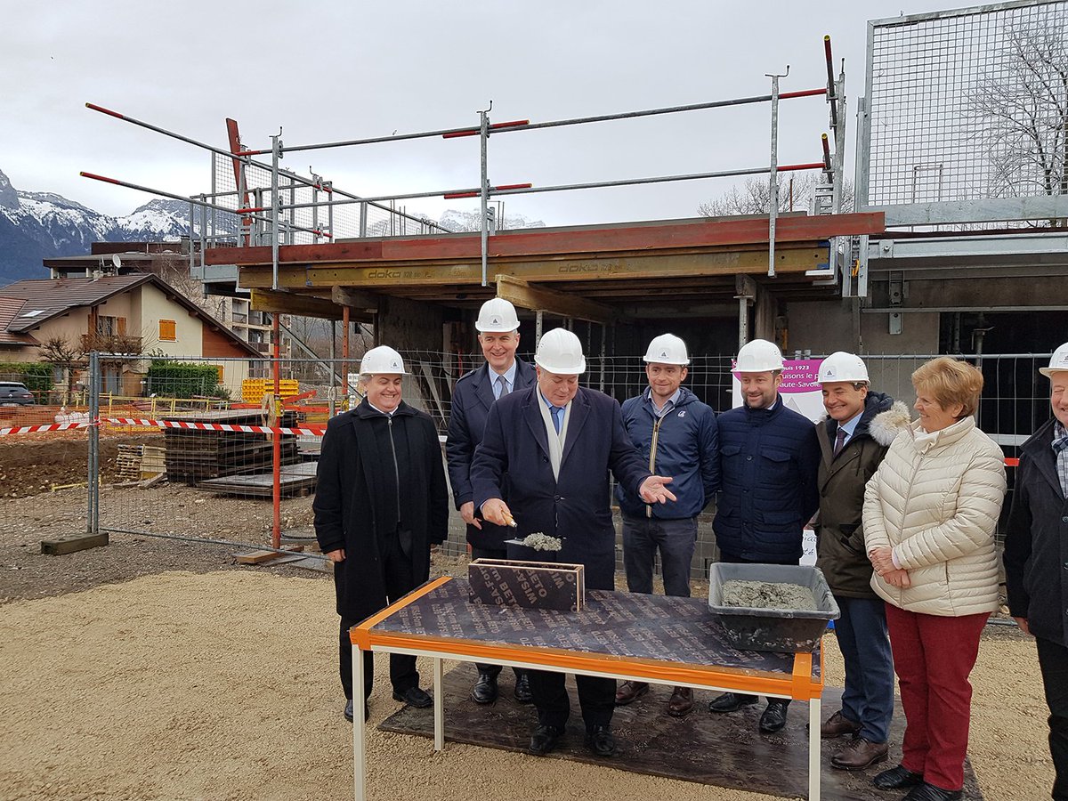 #SaintJorioz : Pose de la 1ère pierre pour 16 logements locatifs sociaux, opération "Côté calme", par <a href="/Prefet74/">Préfète de la Haute-Savoie</a> avec maire, directeur #SAMontBlanc, sénateur <a href="/loichervepublic/">Loïc Hervé, Sénateur de la Haute-Savoie 🇪🇺🇫🇷</a>, député &amp; directeur <a href="/Edifim/">Edifi Mutombo</a>