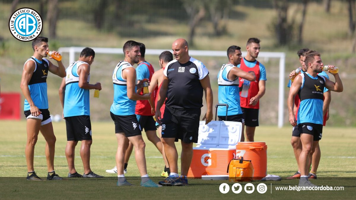 Belgrano's tweet photo. 🔵⚽Pausa para hidratarse, en la práctica matutina de #Belgrano. Otra jornada de mucho calor en Salsipuedes.

#PretemporadaBelgrano https://t.co/MazjV4bR1e