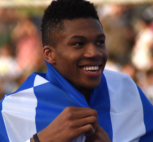 nbahellas's tweet image. ΑΝ όλοι οι Ελληνες χρήστες του Twitter κάνουν RETWEET αυτή τη photo, τότε ο Greek Freak θα διαλύσει τον ανταγωνισμό και θα μαζέψει τις... τριπλάσιες ψήφους από τον LeBron James.

Ας προσπαθήσουμε! Giannis Antetokounmpo #NBAVote 

EVERY RT = 1 VOTE

🇬🇷  🇬🇷  🇬🇷  🇬🇷  🇬🇷