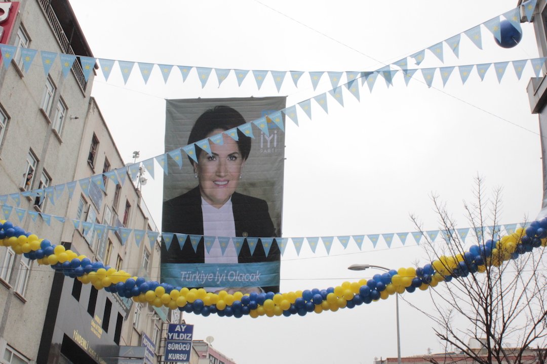 meral_aksener's tweet photo. Binanın kirasını ödüyoruz, tehdit ettiriyorsunuz; mal sahipleri korkup vazgeçiyor. Konuşma yapmaya çalışıyoruz, tehdit var, şu otobüsün buraya gelmesi için karşımıza binlerce sorun çıkarılıyor. Dün seni tehdit ettiklerinde bu garip kadın senin yanındaydı. https://t.co/pd9pmExMZz