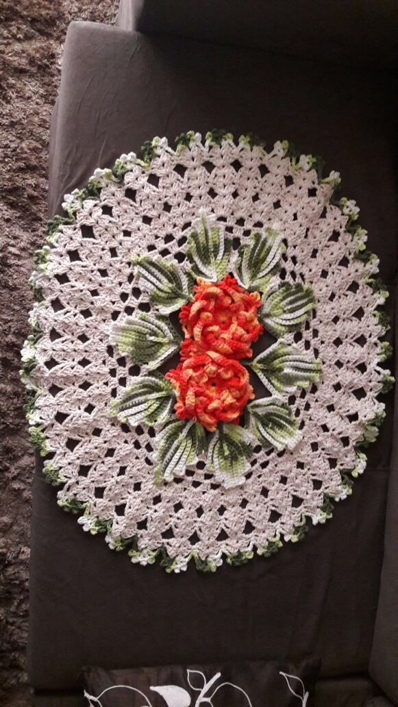 mapileonr's tweet photo. Minha mãe faz tapetes de crochê para tentar vender por que estamos passando por dificuldades aqui em casa, ela adora fazer isso. Eu já disse que eles são lindos mas ela não acredita, me ajudem a divulgar o trabalho dela por favor!!! https://t.co/9pjjsZ0xSI