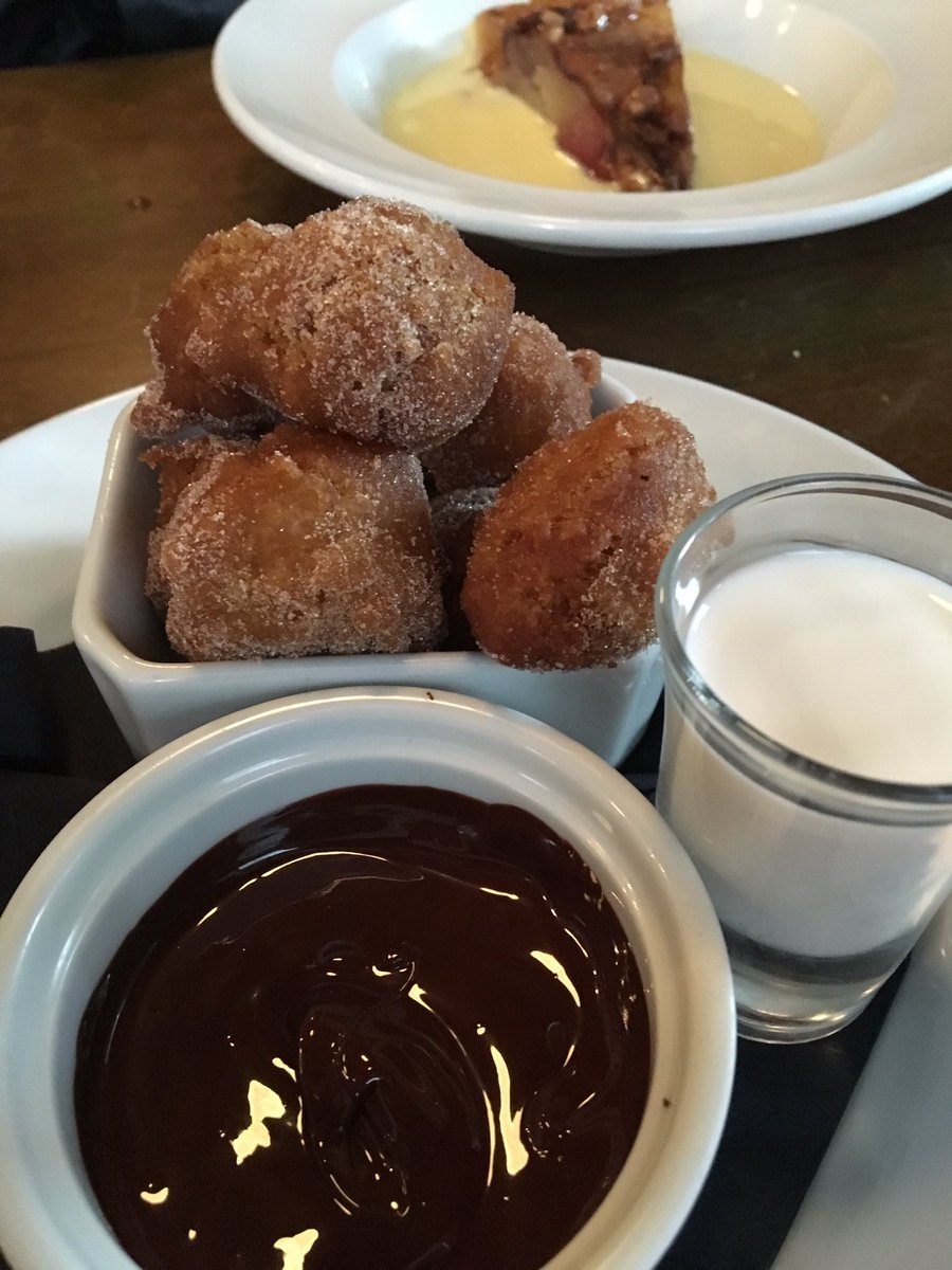 vrestaurantweek's tweet photo. We're really spoilt this #veganrestaurantweek. Lunch today @The_Central_Bar was top notch, especially the doughnuts for dessert 😋🐷 https://t.co/L0gXXwh1L3