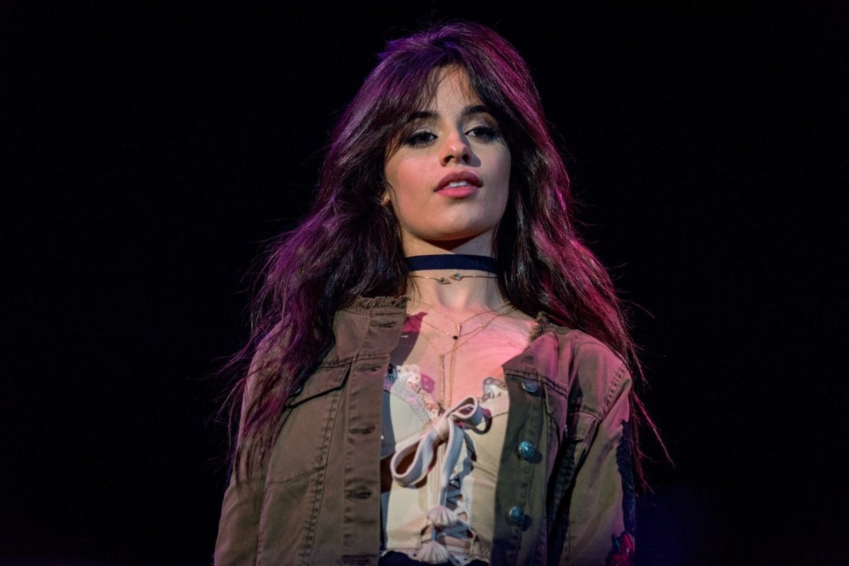 shutUpSmall's tweet image. #Havana #iHeartAwards #BestRemix  olha a carinha desse anjo