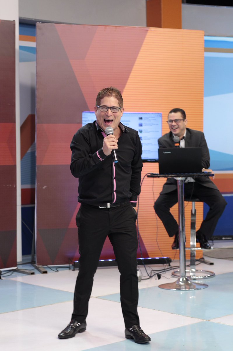 Lo bueno de #latelerealidad es qué hay múltiples momentos. Como este que me atraparon gozando. #elshowdelmediodia #ivanruiztv #tvdominicana
