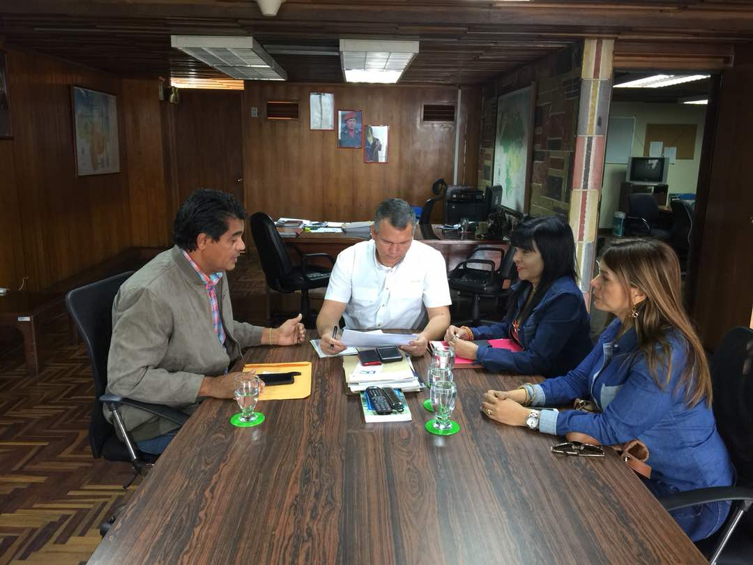 Juniorgpsuv's tweet photo. En representación de alcaldes bolivarianos de nuestro territorio insular, Marisel Velázquez, Yannelis Patiño y Juan Vásquez se reunieron hoy en Caracas con viceministro de gestión de aguas, Jorge Silva, para tratar tema de  recolección de basura en nuestra entidad @NicolasMaduro https://t.co/TRtjFgXocW
