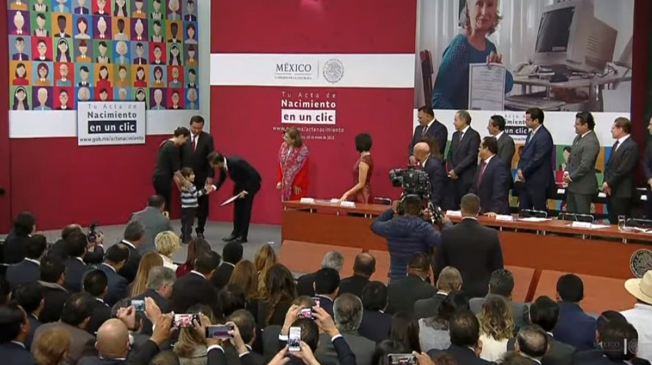 El Presidente <a href="/EPN/">Enrique Peña Nieto</a> hace entrega de cinco Actas de Nacimiento. 
#ENVIVO: gob.mx/presidencia
#ActaDeNacimiento