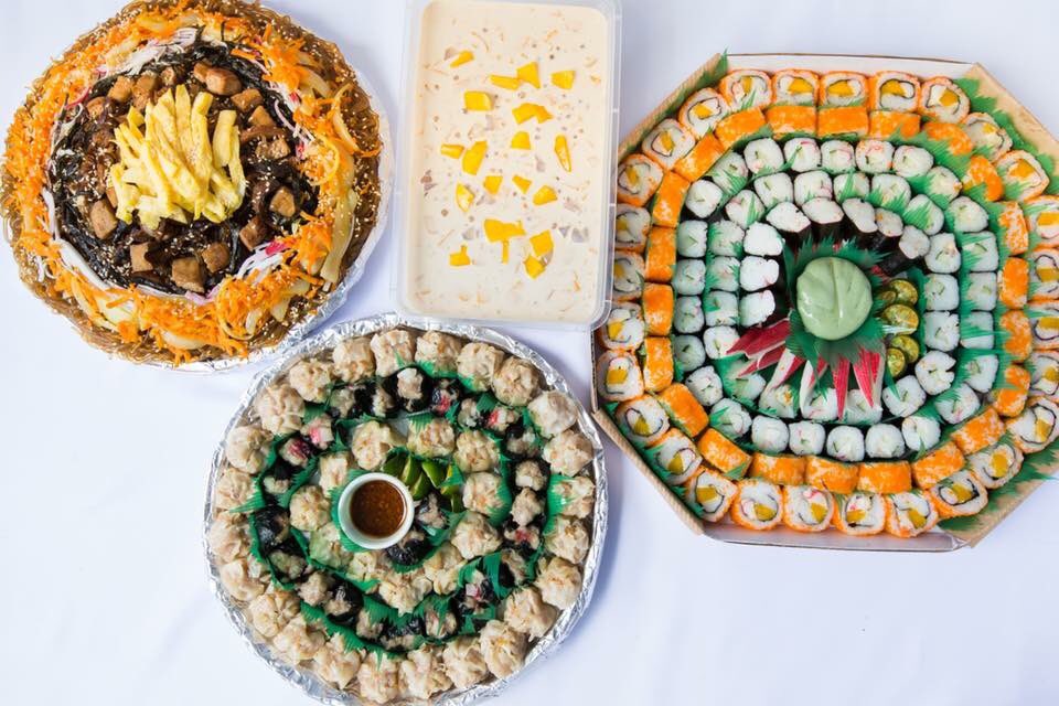 lowretss's tweet image. Banatan this with 2 mor frens along with beers while going for a movie series/marathon? Lets? (2 lang feel ko, matakaw ako e HAHA) 🍣🍨🍻 #crave #labajan #lapitnasahod