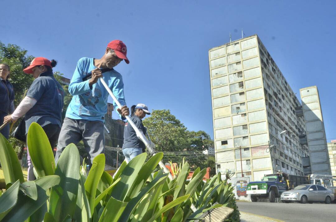 Nos vamos a desplegar Parroquia por Parroquia para atender el tema de los desechos, vamos con toda la fuerza, con toda la voluntad y el acompañamiento de nuestro pueblo para lograrlo! 
Juntas y juntos vamos a lograr la Caracas que soñamos. #AmorPorCaracas