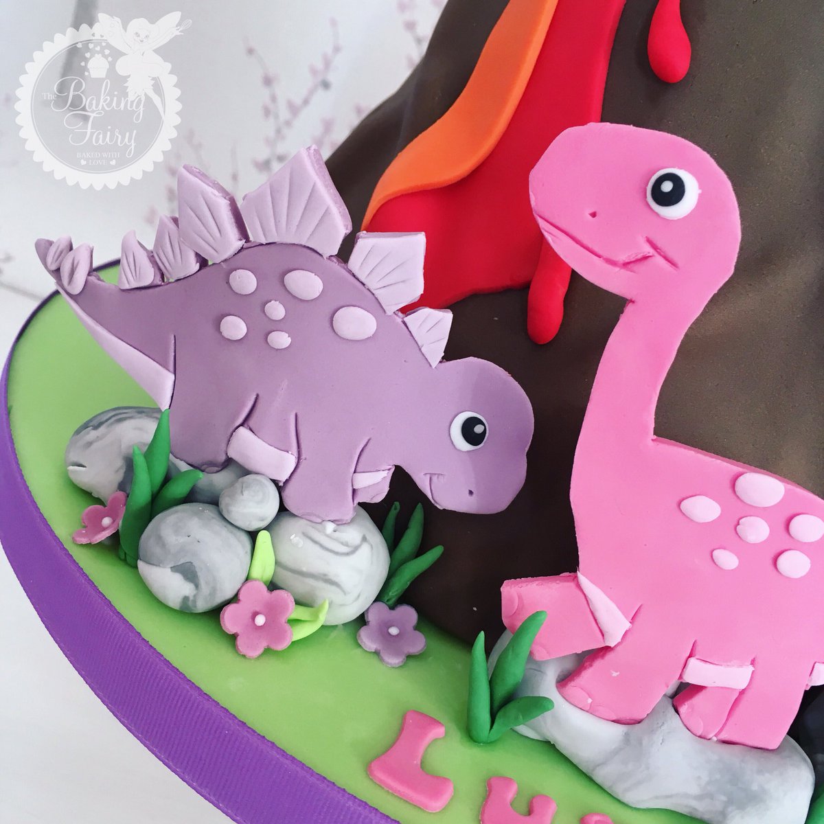 the_bakingfairy's tweet photo. Luna loved her dinosaur volcano cake! #cake #dealkent https://t.co/oUbAI9VAex