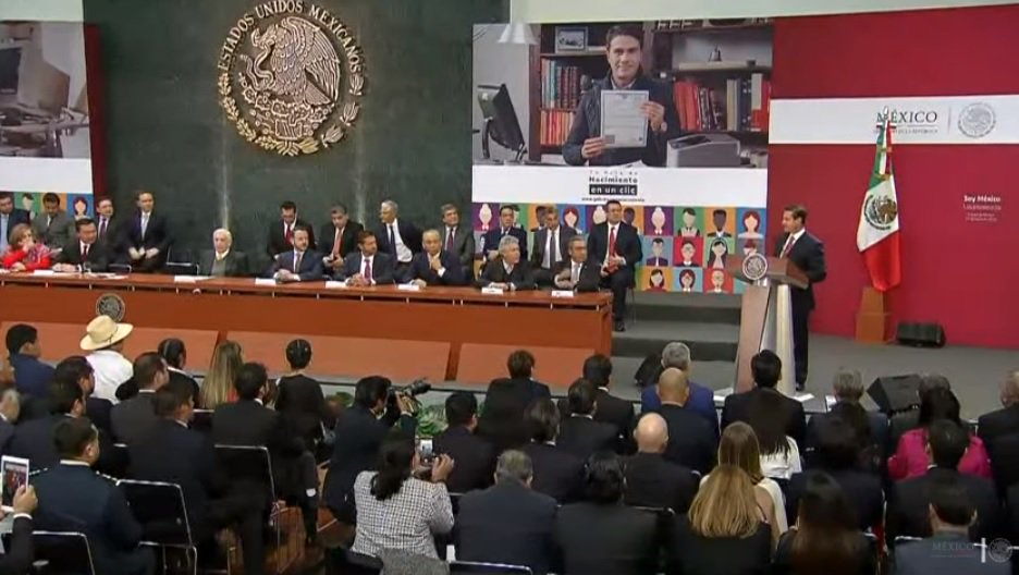 Escuchamos el mensaje del Presidente <a href="/EPN/">Enrique Peña Nieto</a> en la presentación de Tu #ActaDeNacimiento en Línea.
#ENVIVO: gob.mx/presidencia