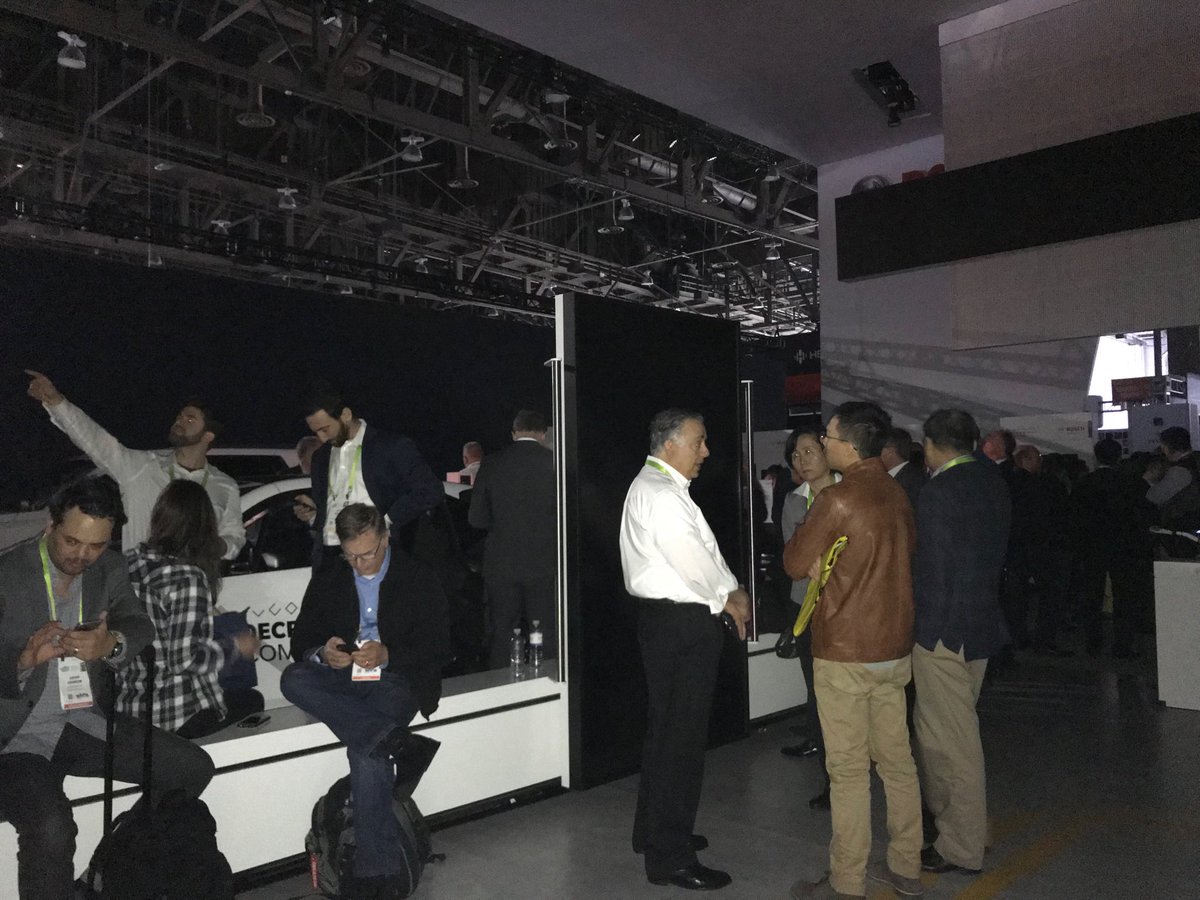 ArleneKern2's tweet photo. #CES2018 partial power outage at LVCC. Need 5G now! @MunichRe_US   @MunichReInnov8s https://t.co/x1vbgJ8bF1