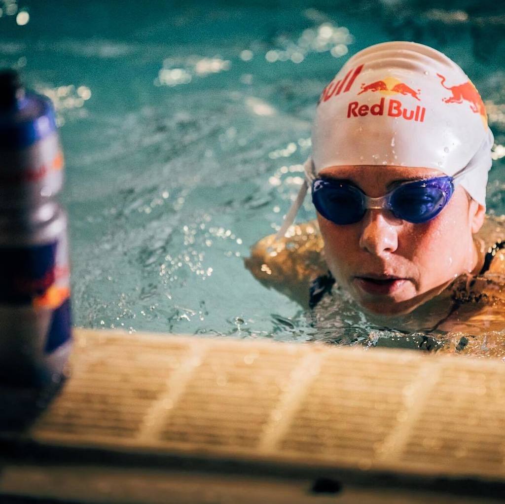 AngelaNaeth's tweet image. Morning swimming is always a favorite of mine.  Today’s session: Tarzan swimming (head-up!), and band-only. #breakitapart #swim #findfaster  #givesyouwings @rokasports @redbull ift.tt/2D1TZ20
