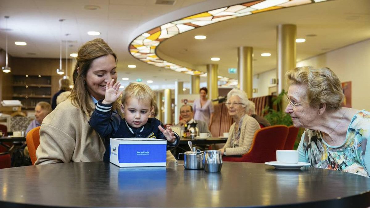 PlusMagazine's tweet photo. Vier verzorgingshuizen in #Zaandam en #Aalsmeer dienen sinds een jaar als ophaalpunt van pakketjes. Mensen maken daar meteen even een praatje met de bewoners. https://t.co/BfSpSnf7QF #verpleeghuis #zorg @EtceteraGroep https://t.co/YIq9X60SSY