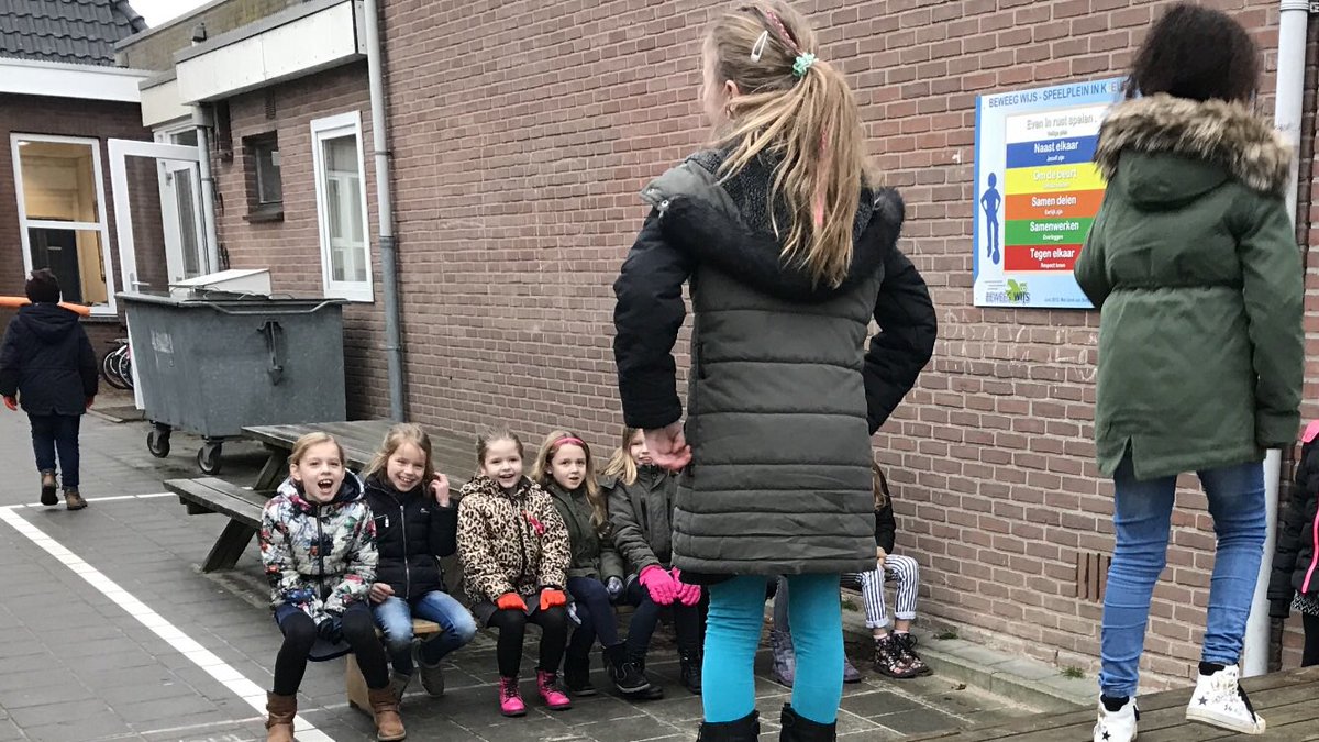 Michel_BW's tweet photo. Theater op het schoolplein van de #stjoris #borculo tijdens de pauze. Een duo probeert samen een beroep, gebouw, sport of persoon uit te beelden! Raden maar! Een leuke oranje activiteit. #pleinkunst @BeweegWijs @cmkgelderland @MuziekenKW https://t.co/rWmML7WRGL
