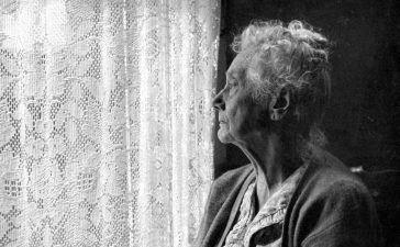 FamiliaconMayor's tweet photo. 👴🏼👵🏻¡Solos de nuevo tras las Navidades! Si tienes un #mayor a tu cargo puedes evitar que sufra #soledad 👉 https://t.co/TVUp9uiq2W https://t.co/Q7mp2dLKLx