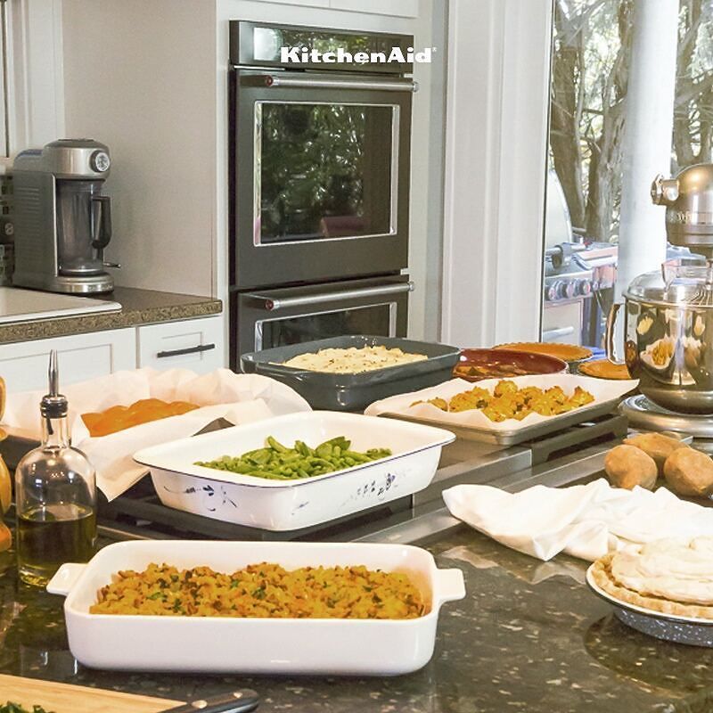 KitchenAidMex's tweet photo. Con los Hornos KitchenAid no tienes que preocuparte por la capacidad, ya que cuenta con 5 p³ en cada horno, lo que permite hornear gran variedad de platillos a la vez.
#Homemade #HechoConKitchenAid https://t.co/NA5tauYWSt https://t.co/HxCgMvi6tN