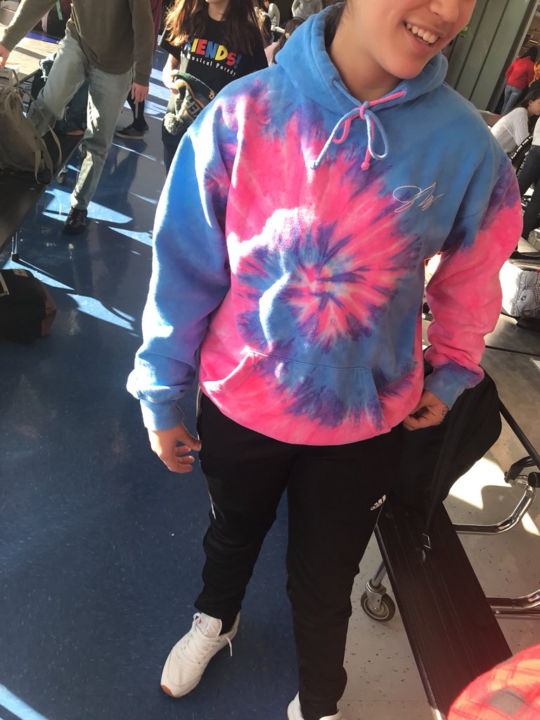 TheRealWillRei's tweet photo. sis got her jake paul merch, peep this @jakepaul #dabonthemhaters #JakePaul #jakepaulers #edfluence #loyal #bringbacklogan #ilovejakepaul #plzreply #plzlike #jakepaulmerch https://t.co/aPmDxGwz3H