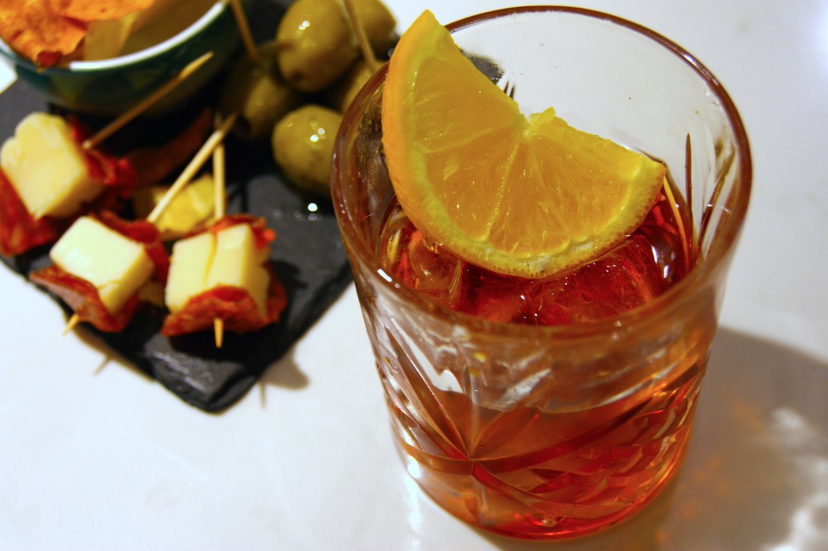 straightNpiano's tweet photo. Join us for Aperitivo Hour 5-8pm 🥃
Classics like aperol spritz, gin &amp; tonic and negroni for £6 👈
We'll even lay on complimentary Italian nibbles 🇮🇹 https://t.co/ExwRrMCl0f