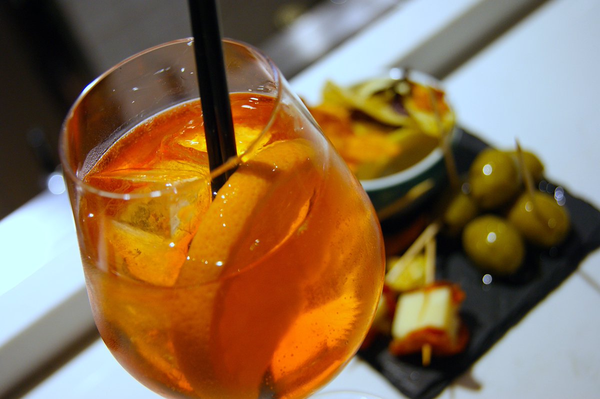 straightNpiano's tweet photo. Join us for Aperitivo Hour 5-8pm 🥃
Classics like aperol spritz, gin &amp; tonic and negroni for £6 👈
We'll even lay on complimentary Italian nibbles 🇮🇹 https://t.co/ExwRrMCl0f