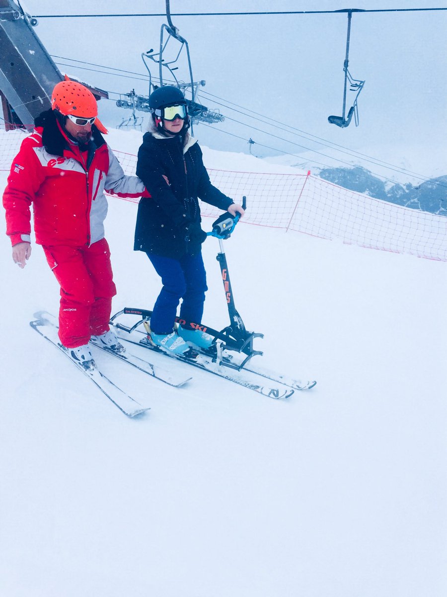 LaPlagnePR's tweet photo. Les attachées de presse en apprentissage Go to ski avec @AntenneHandicap, bluffant! #maplagne #gotoski #ski https://t.co/Xa838dfZZi