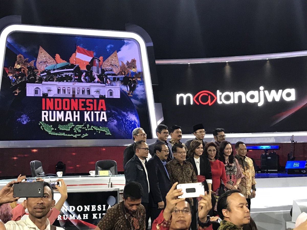 MataNajwa's tweet photo. Semua narasumber #MataNajwaPerdanaDiTrans7 malam ini berfoto bersama. https://t.co/oRkHulPq0w
