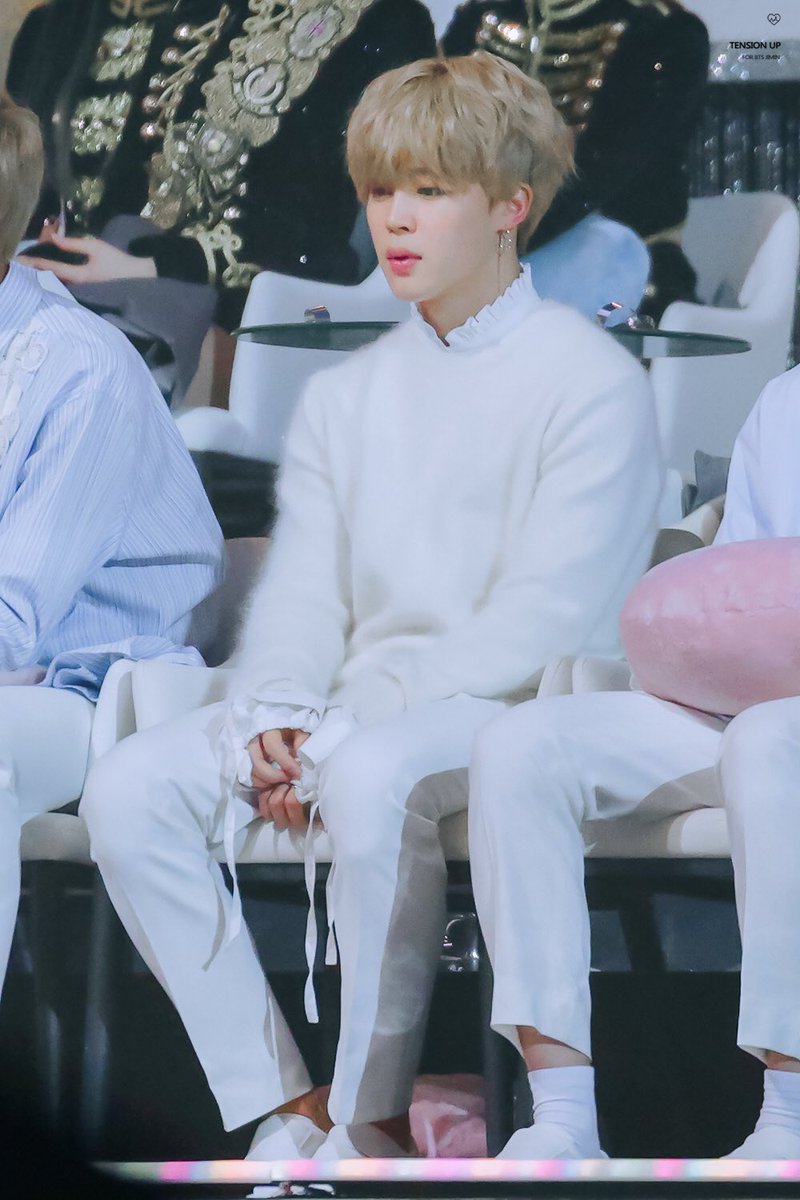 tensionup_1013's tweet photo. 180110 골든디스크
#지민 #JIMIN #BTS #방탄소년단 
@BTS_twt 손을 이렇게 귀엽게 모으구 앉아있오...💛👼🏻💛 https://t.co/kgt5QiJhYK
