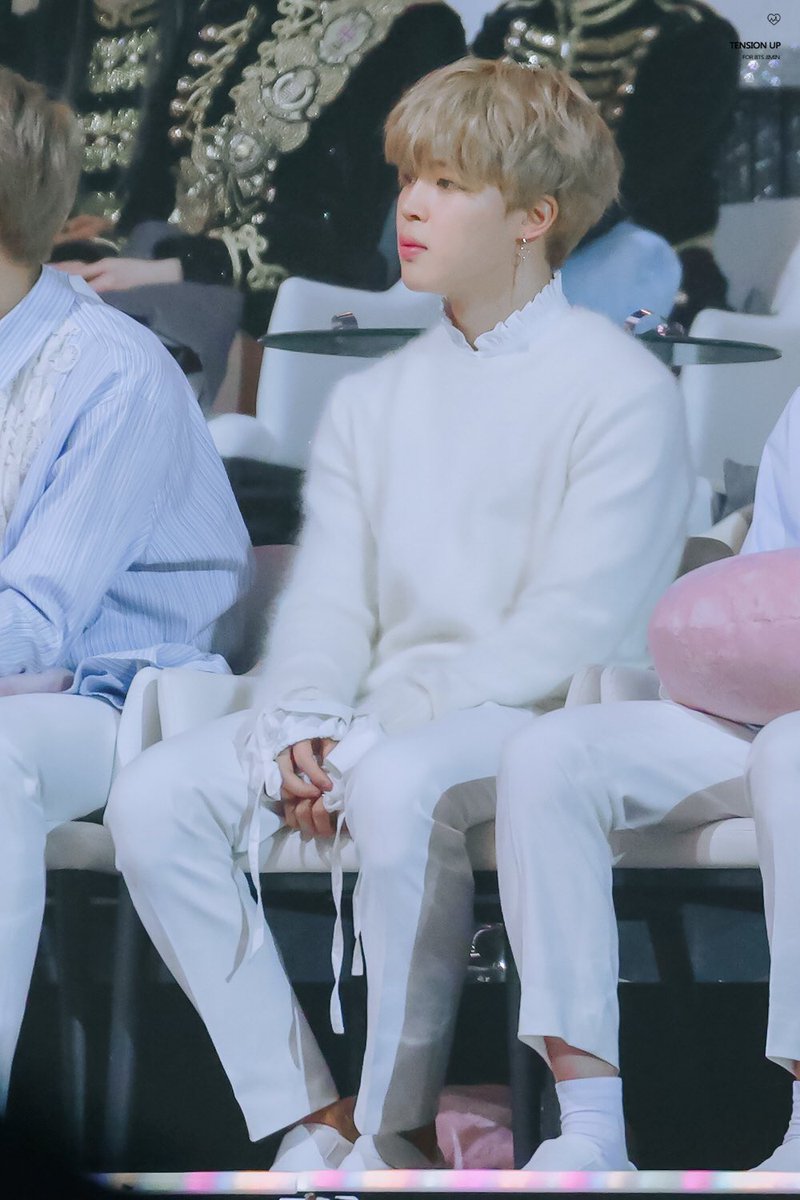 tensionup_1013's tweet photo. 180110 골든디스크
#지민 #JIMIN #BTS #방탄소년단 
@BTS_twt 손을 이렇게 귀엽게 모으구 앉아있오...💛👼🏻💛 https://t.co/kgt5QiJhYK