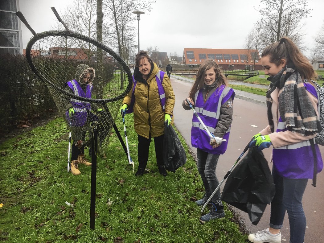 Corlaer College steekt handen uit de mouwen tegen zwerfafval NIJKERK De Nijkerkse wethouder Patricia van Loozen is persoonlijk voorstander van het invoeren van statiegeld op blik. Vooral gezien de verwachting dat hierdoor de hoeveelheid... twib.in/l/Rnp6xM85zxae