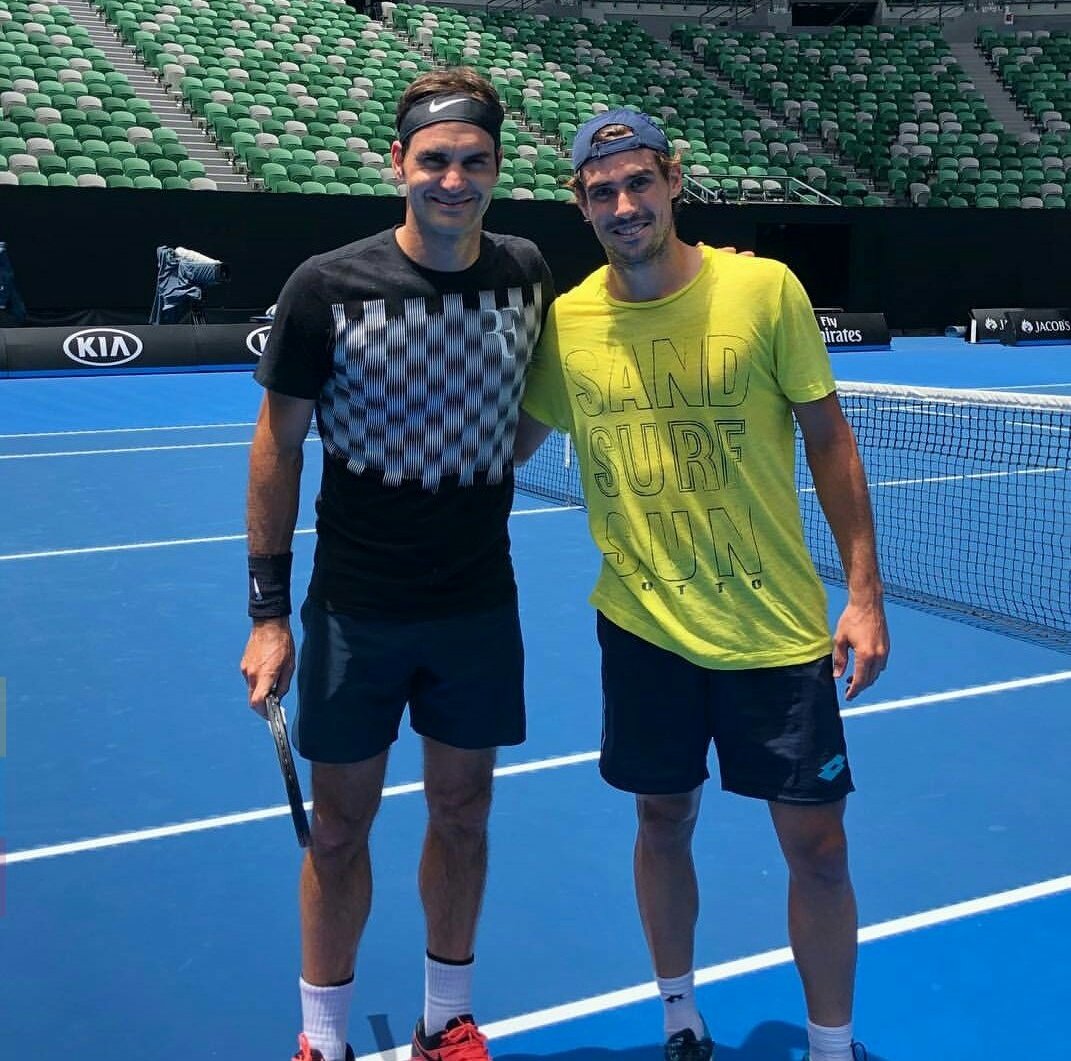 tenista_quemado's tweet photo. Aquí podemos ver al más grande de todos los tiempos tenísticos, y a su lado un tal Federer.
#PELLAFUMAFASOOOO https://t.co/6hm7gaq7mt