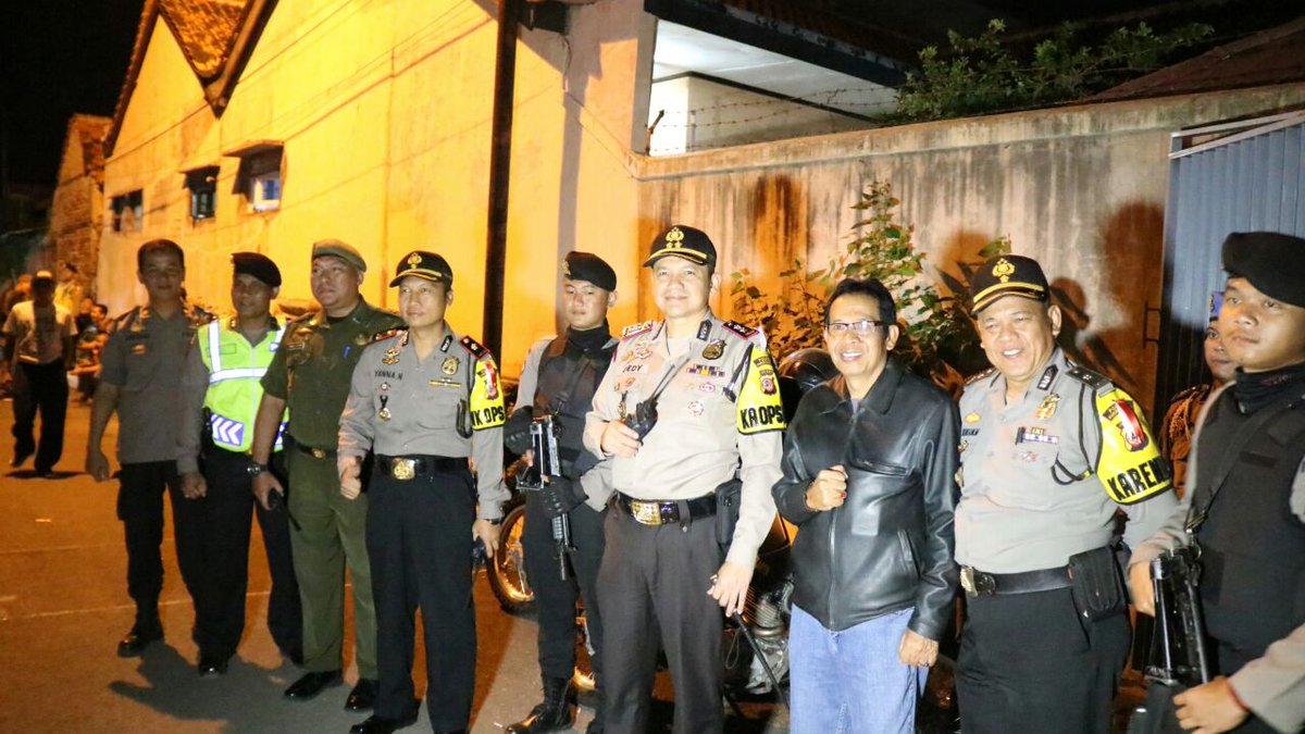 SatpolppPwk's tweet photo. @DediMulyadi71 @Koes59 Pengamanan Pendaftaran Paslon  Bpt &amp; wakil bpt di KPU https://t.co/Fv41ahIOkw