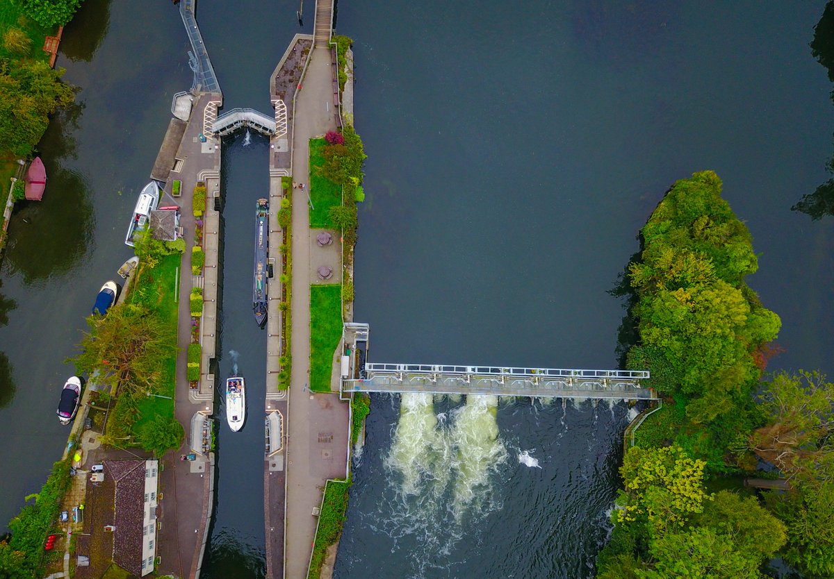 DroneDreamsUK's tweet photo. Birds eye views over #MarshLock in @HenleyOnThames with the #DJIMavicPro 📸 @LoveHenleyInfo @HenleyPhotos @HenleyRC @OxCots @riverlevel_1054 @marsh @VisitThamesCoUk @riverthamesnews #riverthames #henley #henleyonthames #dronedreamsuk #aerialphotography #dronephotography #drone https://t.co/fGQ0u94CDV