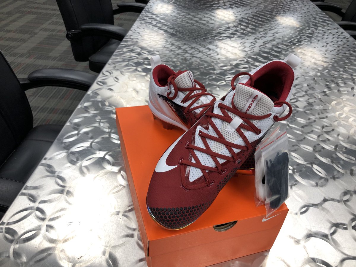 RazorbackBSB's tweet photo. .@nikebaseball went all out for the 🐗’s this year. 👀 🔥 https://t.co/SdSpPVmsOQ
