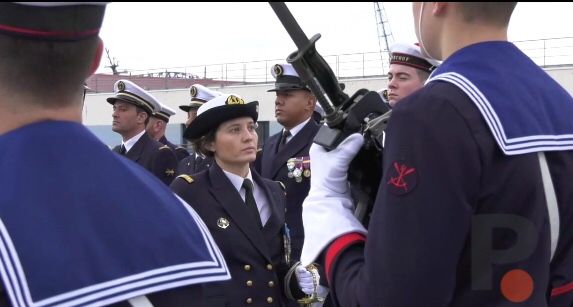 GEFeminin's tweet photo. Fait rare : une femme, Christine Ribbe,prend le commandement d’un navire de guerre - Le Marin https://t.co/bEyupYlRTo https://t.co/VAvoZXV0L1