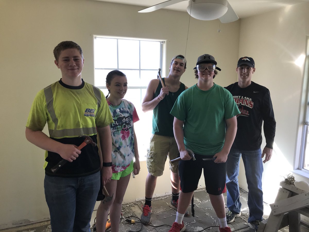 jbolluyt's tweet photo. Hard at work at Proyecto Azteca.#SLJTerm https://t.co/Yv2jL2JNWZ